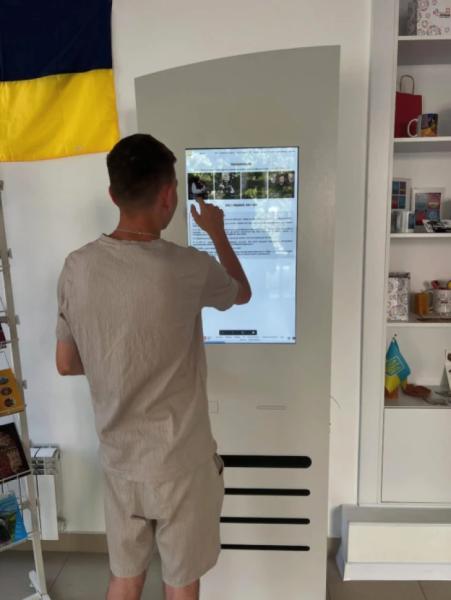 У Луцьку встановили екрани для бронювання екскурсій в Окольний замок